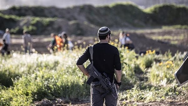 مستوطنون يقتحمون قرية العراعرة شمال شرق القدس ويعتدون على المواطنين
