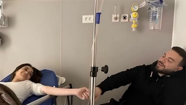 ملك أحمد زاهر تتعرض لوعكة صحية مفاجئة وخطيبها يساندها من المستشفى