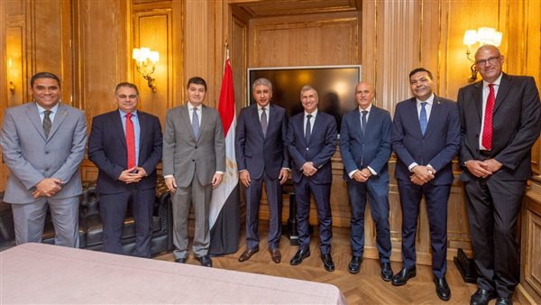 وزير السياحة والآثار يلتقي بمسؤولي منظمي الرحلات وشركات الطيران الإيطالية لتعزيز التعاون السياحي