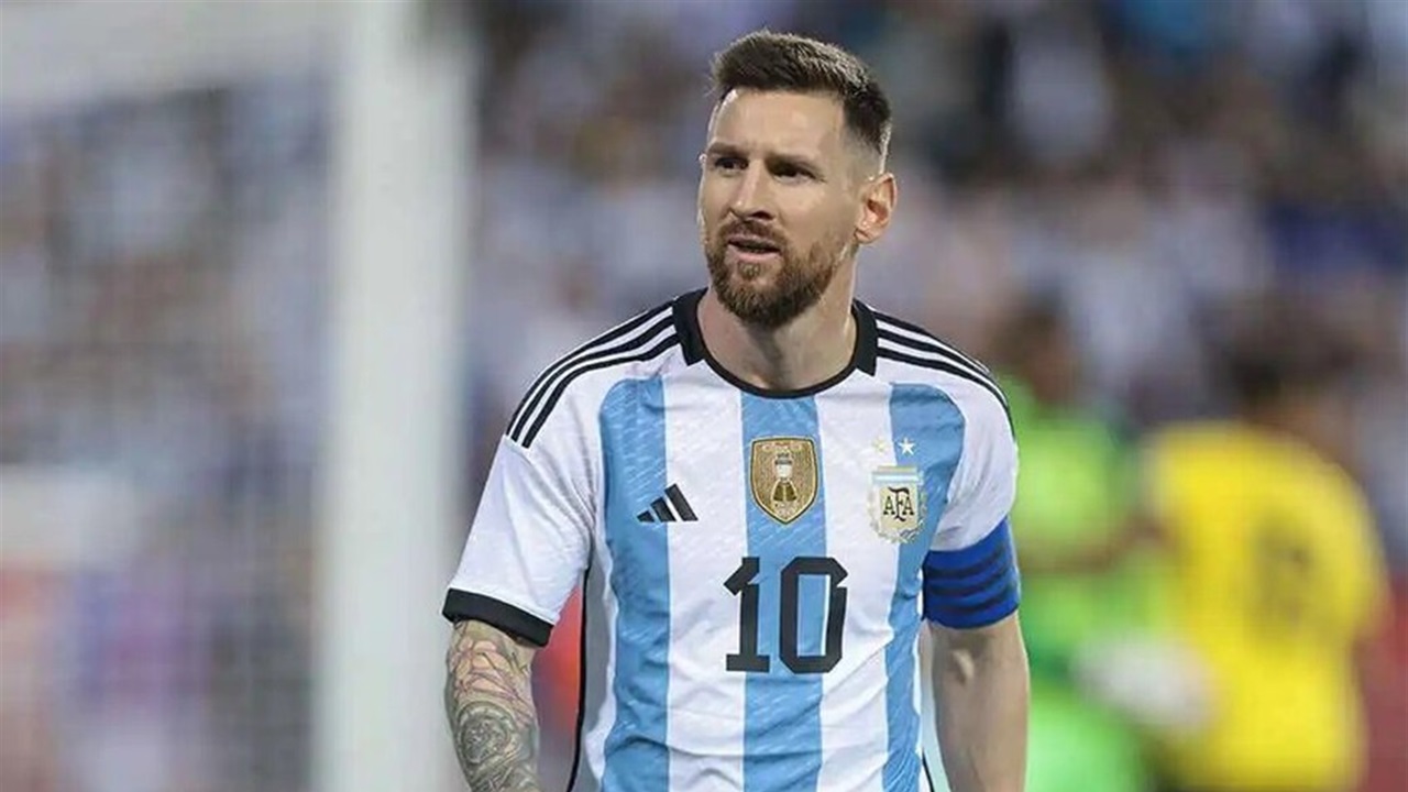 سكالوني يوضح موقف ميسي من المشاركة في مباراة الأردن