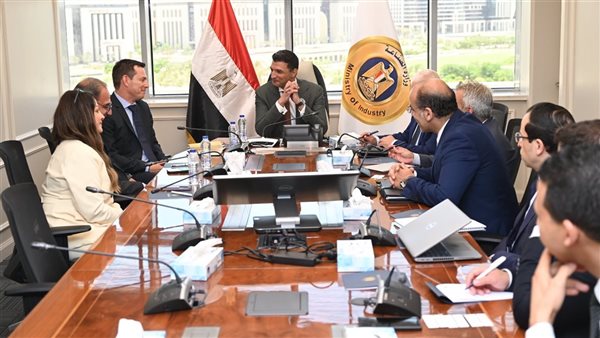 وزير الصناعة يناقش مع شنايدر إلكتريك خطط التوسع في السوق المصري
