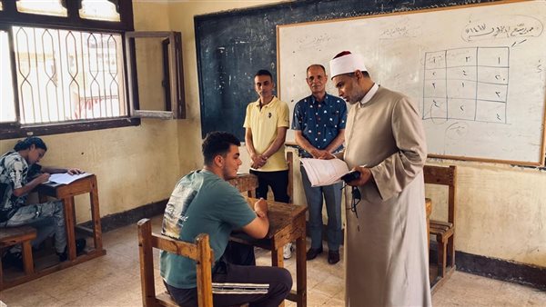 رئيس منطقة الدقهلية الأزهرية يتفقد امتحان البلاغة للشهادة الثانوية في معهد أجا