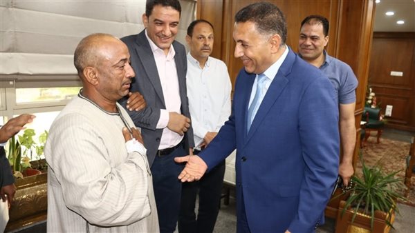 محافظ القليوبية يكرم عامل التشغيل لشجاعته في احتواء تسرب غاز الكلور