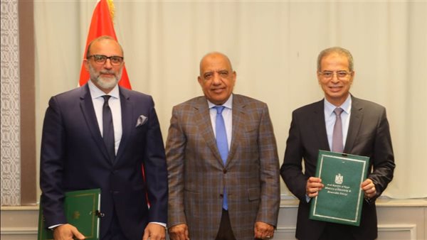 وزير الكهرباء يوقع بروتوكولًا لاستبدال العدادات التقليدية بأخرى ذكية
