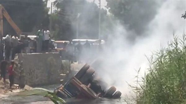 إصابة سائق في حادث انقلاب سيارة نقل داخل ترعة بمركز الصف