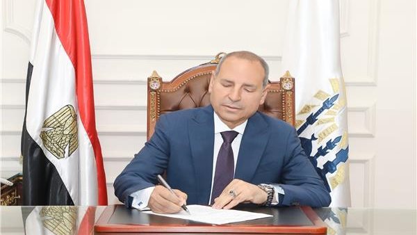 محافظ القاهرة يكرم طالبًا من ذوي الهمم بتسليمه لاب توب