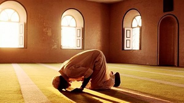 هل يجوز الجمع بين الصلوات بدون عذر؟ إجابة أمين الفتوى (فيديو)