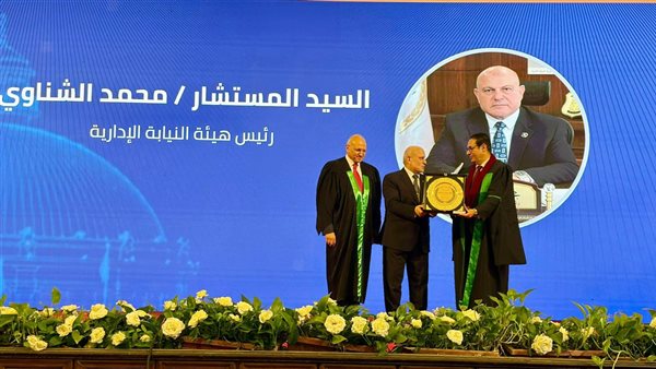 تكريم المستشار محمد الشناوي في احتفالية كلية الحقوق بجامعة القاهرة