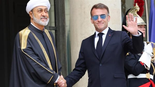 ماكرون يرتدي النظارة السوداء مجددًا خلال استقبال سلطان عمان: التفاصيل الكاملة
