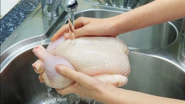 تحذيرات من غسل الدجاج النيئ: يزيد خطر انتقال البكتيريا داخل المطبخ