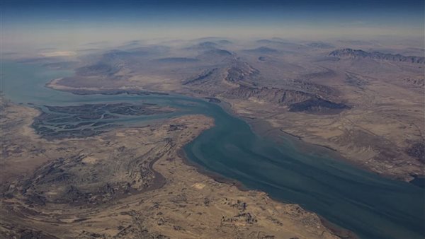 شلل في مضيق هرمز: تراجع كبير في حركة السفن رغم انخفاض التصعيد