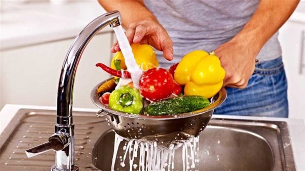 طرق فعالة لتنظيف الفواكه والخضراوات بشكل صحيح