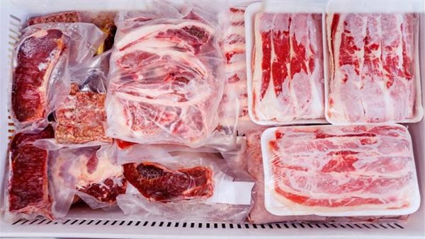 خبراء: إذابة اللحوم خارج الثلاجة تزيد من خطر نمو البكتيريا