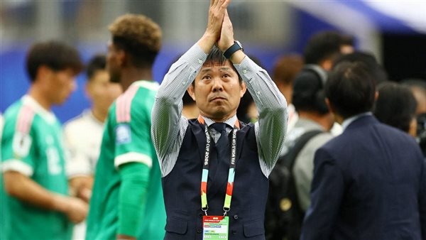 مدرب اليابان يذرف الدموع بعد وداع كأس العالم في لحظة مؤثرة