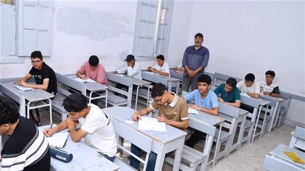 تسليم أوراق امتحانات اللغة الأجنبية الثانية لطلاب الثانوية العامة بالفيوم