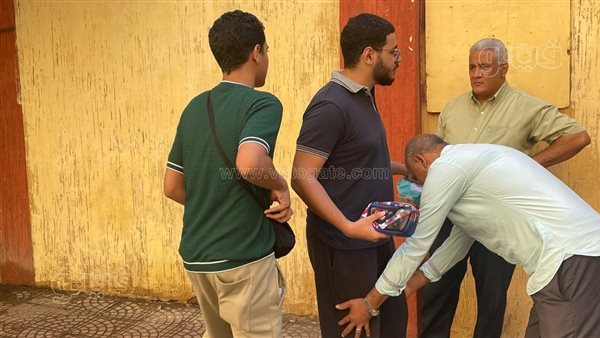 امتحانات الثانوية العامة 2026: تفتيش الطلاب باستخدام العصا الإلكترونية قبل دخول اللجان