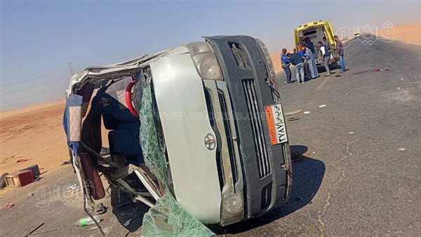 مصرع شخص وإصابة 12 آخرين في انقلاب ميكروباص بطريق الأربعين بنجع حمادي