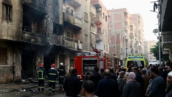 فحص أولي يكشف أسباب انهيار عقار في منشأة ناصر بعد حريق ورشة نجارة