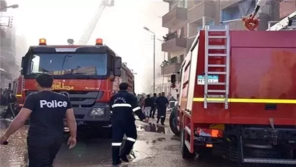 الحماية المدنية تواصل جهود التبريد لحريق ورشة النجارة في منشأة ناصر
