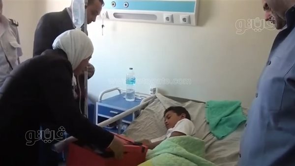 زيارة وفد النيابة للطفل عبد الله بمستشفى أشمون بعد تعرضه للتعذيب (فيديو)