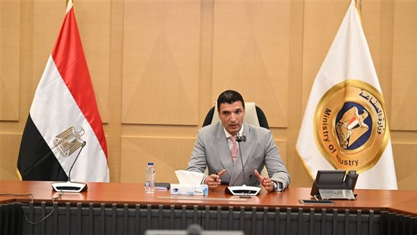 وزير الصناعة يؤكد على تسهيل إنشاء المصانع وتشغيلها لتلبية احتياجات السوق المحلي
