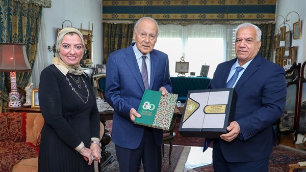 أحمد أبو الغيط يتسلم النسخة الأولى من كتاب “جامعة الدول العربية.. ثمانون عامًا”