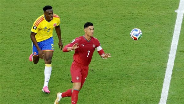 رونالدو يعانق كارفاليو بعد وفاة والد المدرب قبل مواجهة كرواتيا