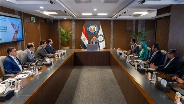 وزير البترول يناقش سير العمل والتحديات مع قيادات شركة إيجاس