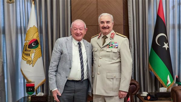 المشير خليفة حفتر يستقبل نجيب ساويرس لبحث فرص الاستثمار في ليبيا