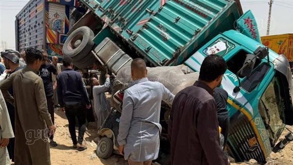 إصابة 4 أشخاص بينهم طفلة في تصادم توكتوك بسيارة نصف نقل بالسنبلاوين