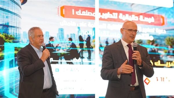 غرفة تكنولوجيا المعلومات تناقش تحويل المنشآت الصناعية إلى مصانع ذكية