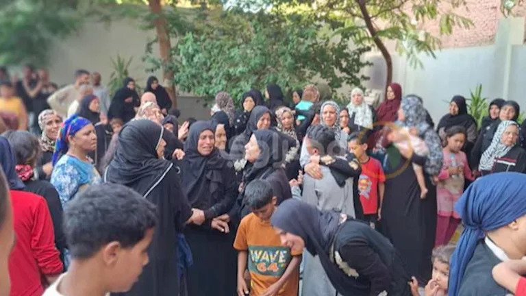 صور تعكس مأساة أهالي أطفال أسيوط ضحايا حادث “تروسيكل”