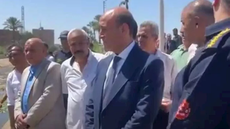 محافظ أسيوط يتفقد موقع حادث سقوط تروسيكل في ترعة أسفر عن 8 وفيات من الأطفال