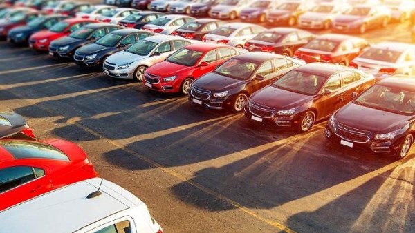 أخبار السيارات| رينج روفر تعلن إيقاف بيع أشهر سياراتها.. سيارة تسلا ذاتية القيادة تقتحم منزلاً وتنهي حياة سيدة
