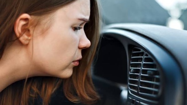 أسباب ظهور رائحة زيت محروق عند تشغيل تكييف السيارة وكيفية علاجها