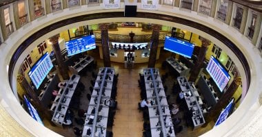 أسهم البنك التجاري وبالم هيلز يقودان هبوط المؤشر الرئيسي للبورصة بمنتصف التعاملات