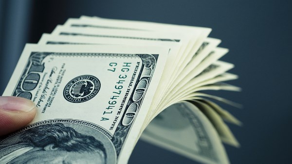 أقل من 50 جنيها.. تراجع سعر الدولار في مصر بختام تعاملات الأحد
