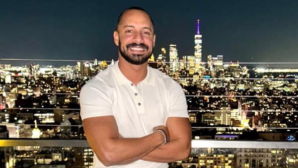 «أنا اللي خدت القرار»..عمرو وهبة يمازح الجمهور بشأن تأخير العمل لتشجيع المنتخب