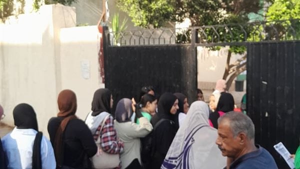 إجراءات تفتيش مشددة للطلاب وتنظيم دخولهم إلى المجمعات الامتحانية في أول أيام الثانوية العامة