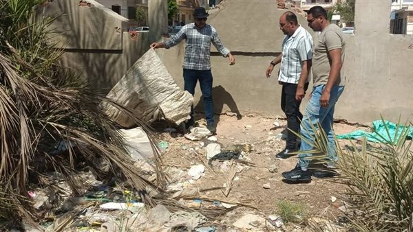 إزالة مخلفات النباشين حول مسجد فاطمة الزهراء بحي عتاقة