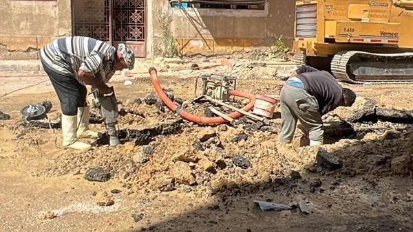 إصلاح كسر مفاجئ في ماسورة مياه بالسويس