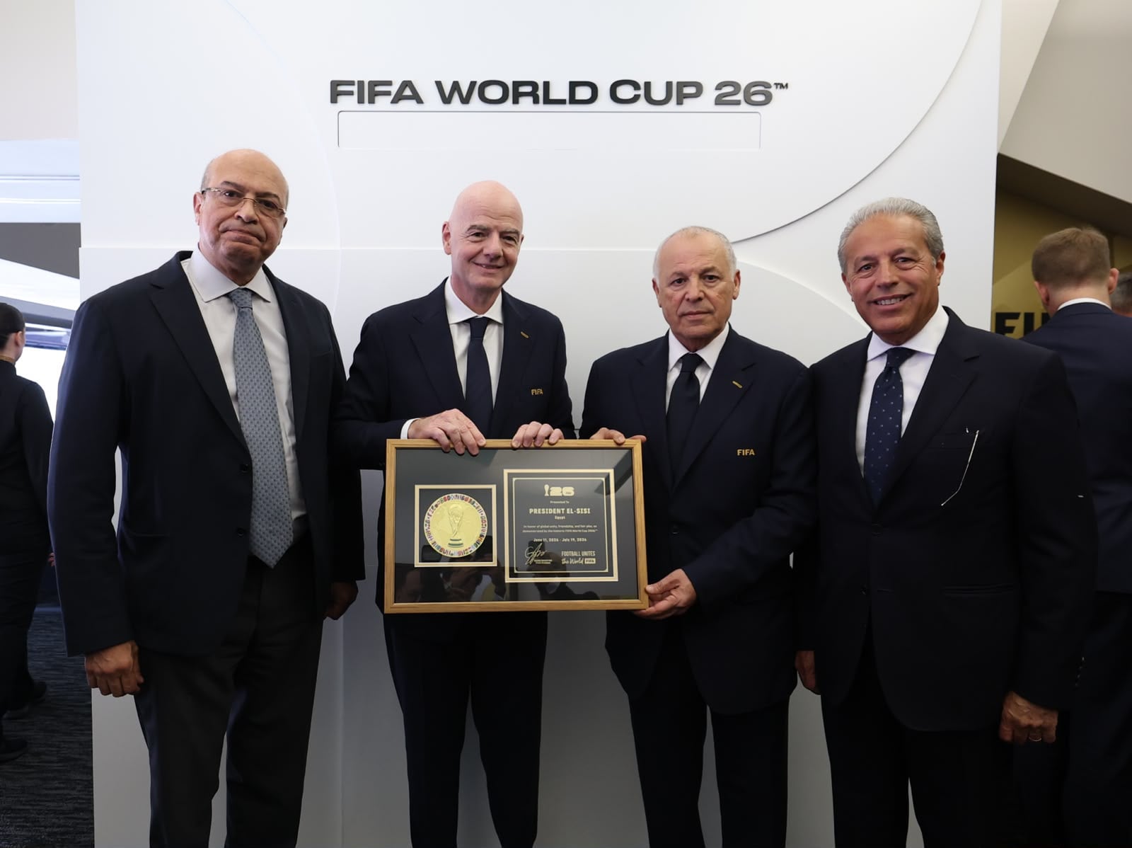 إنفانتينو يهدى أبو ريدة تذكار كأس العالم باسم الرئيس السيسى الرئيس السيسى