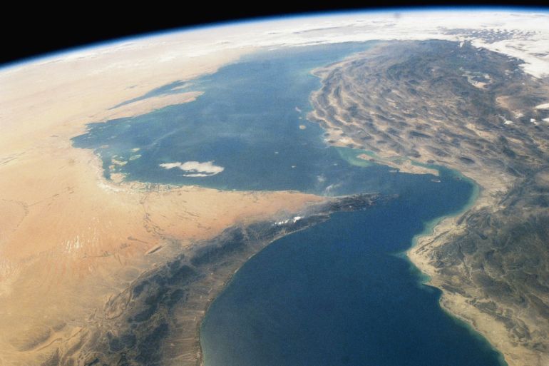 إيران تحذر من مسارات شحن جديدة في هرمز وتتهم الناتو بالتواطؤ ضدها