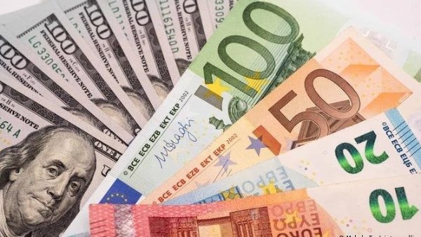 استقرار العملات الأجنبية أمام الجنيه المصري.. واليورو يتجاوز 56 جنيهًا