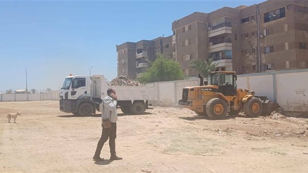 استمرار أعمال النظافة في حي عتاقة بالسويس