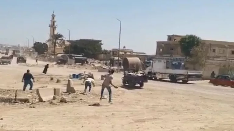 إصابة مدير الإشغالات بحي العجمي في الإسكندرية إثر اعتداء من باعة جائلين – فيديو وصور