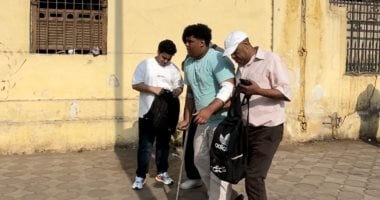 الأب سند وقت الشدة.. والد يساعد ابنه على الوصول للجنة الثانوية العامة
