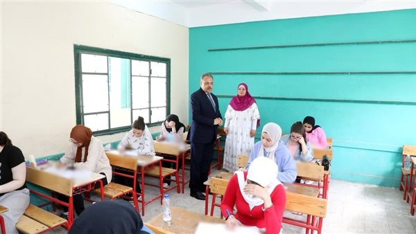 الأشموني يطمئن طلاب الثانوية العامة من داخل اللجان بالشرقية