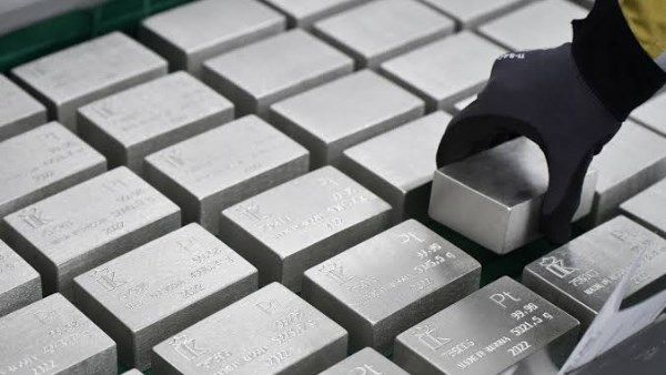 الإنتاج العالمي من البلاتين مرشح للهبوط 15% بحلول 2034 وتحذير من أزمة معروض