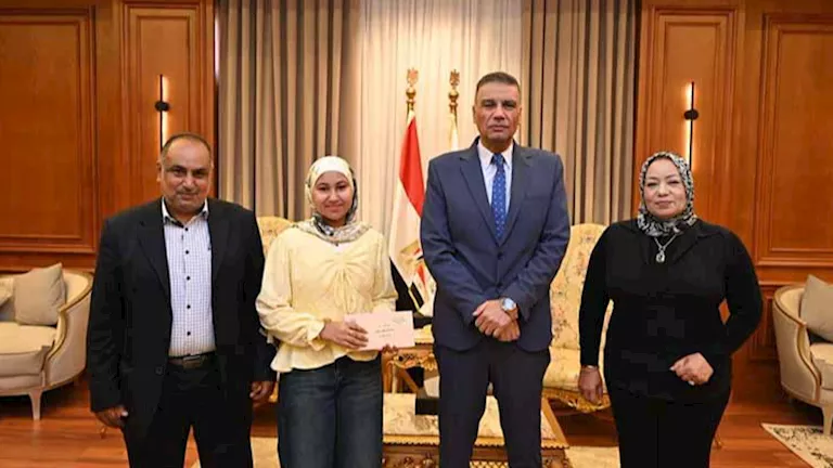 تكريم الطالبة جودي: محافظ جنوب سيناء يحتفي بأوائل الإعدادية بعد زيادة درجاتها
